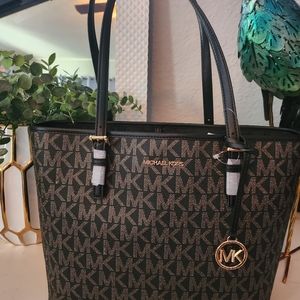 Michael Kors Jet Set MD Carryall Tote Logo